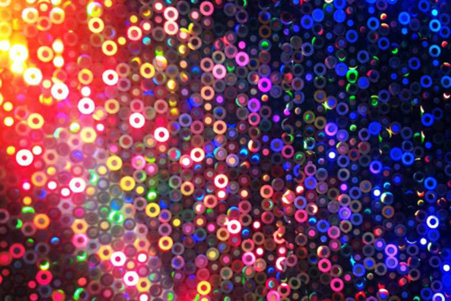 El (S8) desvela su programa al completo y le pone la máscara del entroido al gato de la suerte